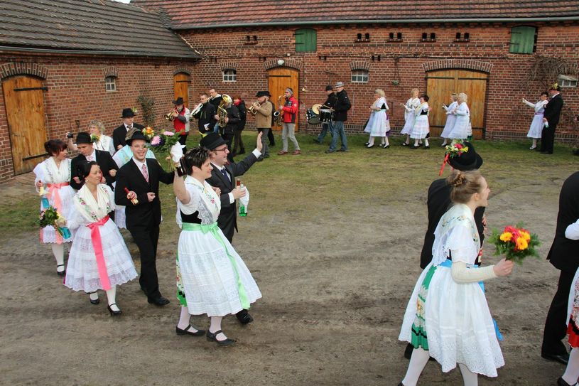 Zu den Höhepunkten des Veranstaltungsjahres 2017 zählen erneut die Trachtenumzüge im Rahmen der Fastnacht im Spreewald - wie etwa hier im Februar 2016 in Stradow bei Vetschau (Oberspreewald-Lauistz). Foto: Archiv/sts