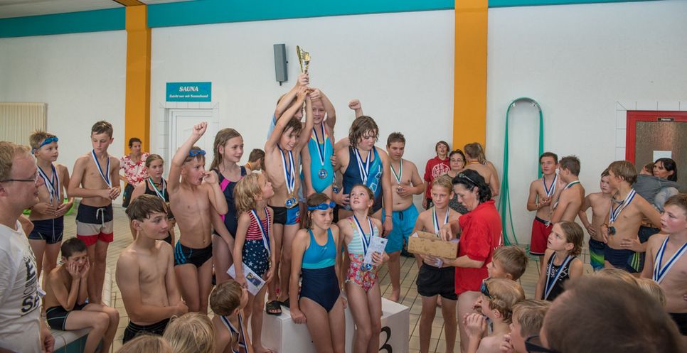 Die Traugott-Hirschberger-Grundschule ist Sieger des Staffelwettbewerbs. Foto: Spreewelten Bad