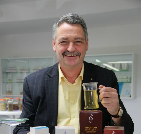Wieland Prkno lädt die Besucher auf einen Ingwertee ein. Foto: PR