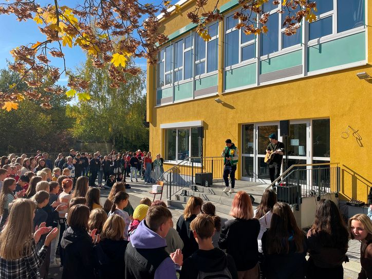 Während des Pausenskonzerts von Alex Knappe konnten 500 Euro Spendengelder für das Kinderhaus »Pusteblume« in Burg gesammelt werden.