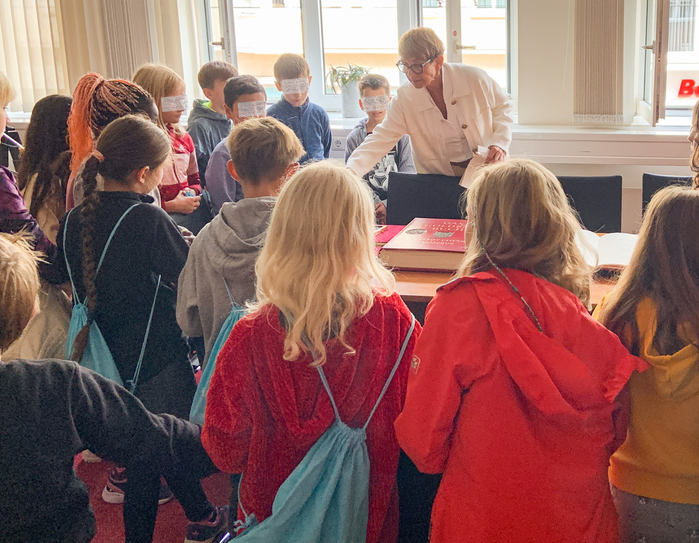 "Komm mal kommunal" ist ein Angebot der kommunalpolitischen Wissensbildung der Stadtverwaltung Cottbus, das sich an Schüler ab der 5. Klasse richtet. Ziel ist es, das Interesse junger Cottbuser für ihre Stadt und deren politische Belange frühzeitig zu wecken.