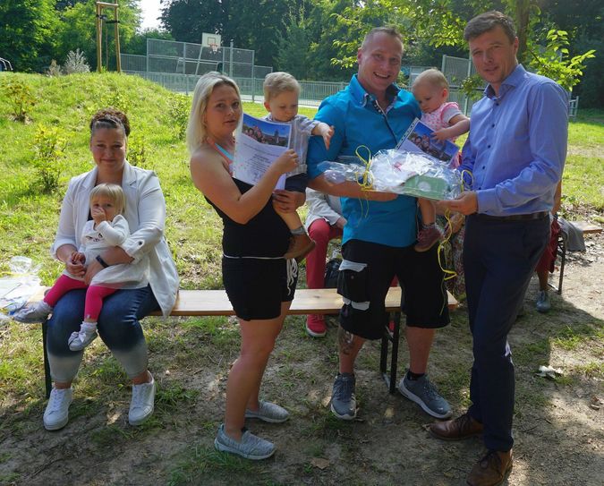 Bürgermeister Markus Renner (re.) übergibt die ersten Begrüßungsmedaillen an kleine Neu-Meißner. Foto: Stadt Meißen