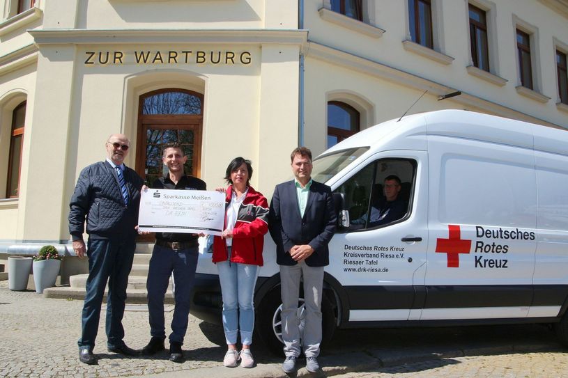Der Inhaber des Restaurants DaRemi in der Wartburg, Remi Demiri, überreicht der Riesaer Tafel des DRK eine Spende von 1 000 Euro.  Präsident Horst Hofmann (l.), Vorstand Falk Glombik (r.) und Tafelchefin Silke Kohl  sind gerührt von dem Engagement. Die Summe stammt vom Eröffnungsmenü des Hauses. Einen Teil haben die Gäste gespendet, der Gastronom hat die Summe großzügig aufgerundet. Fotos: Farrar