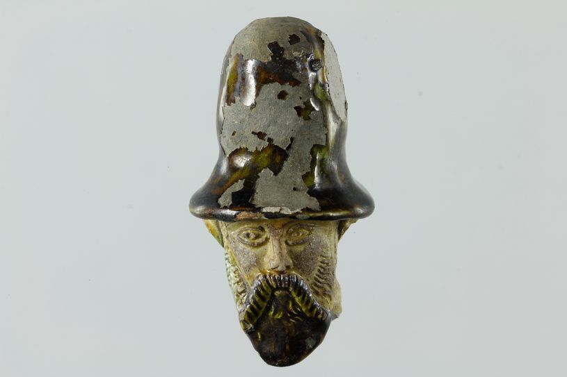 Männerkopf mit Hut. Irdenware, polychrom glasiert, 16. bis 17. Jahrhundert. Foto: © Landesamt für Archäologie Sachsen (Dr. Lutz Jansen)