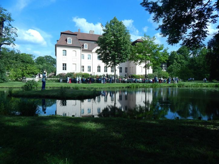 An der feierlichen Ausstellungseröffnung in traumhafter Kulisse nahmen bei schönstem Sonnenschein viele Gäste teil. Foto: Dany Dawid