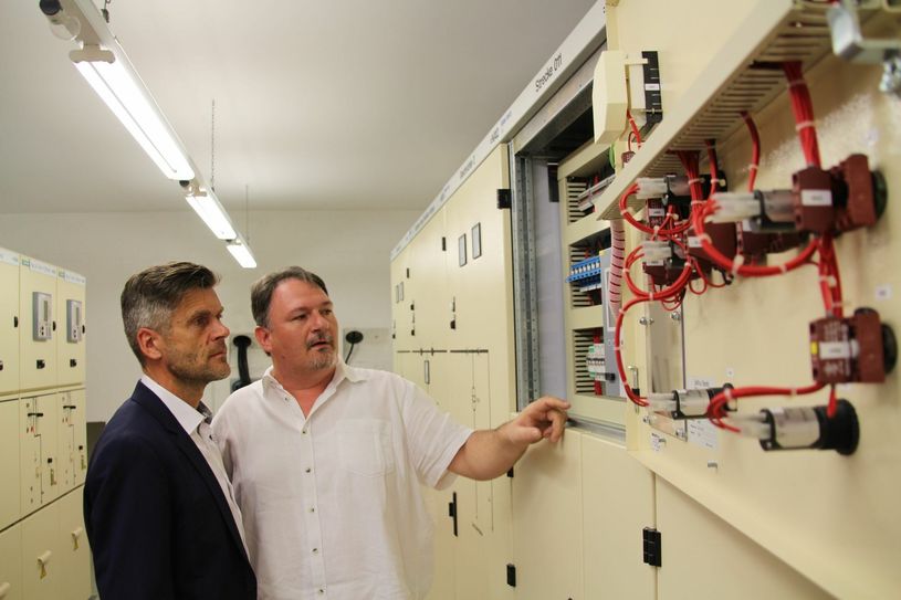 Im Gleichrichterunterwerk unter dem Postplatz: Lars Seiffert (DVB-Vorstand, links) und René Moche (Meister für die Gleichrichtunterwerke). Es gibt Überlegungen, künftig 750 statt (wie bisher) 600 Volt als Fahrstrom einzuspeisen, um Übertragungsverluste zu reduzieren. Problem: Die historischen Straßenbahnen kommen damit nicht klar. Foto: Schramm