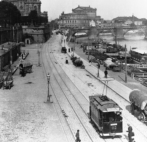 Die elektrische Straßenbahn am Terrassenufer. Das Foto stammt von Juli 1893. Foto: DVB