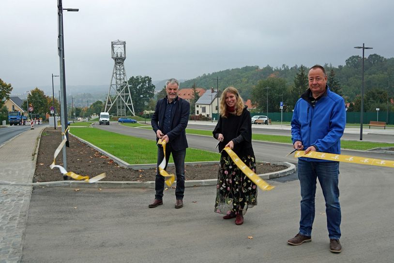 V.l.: Oberbürgermeister Uwe Rumberg, Kristin Gäbler (Leiterin Städtische Sammlungen Schloss Burgk) und Heiko Tanke (Bauleiter der ausführenden Baufirma Brühl GmbH) eröffneten den neuen Parkplatz an der Burgker Straße. Foto: Stadt Freital