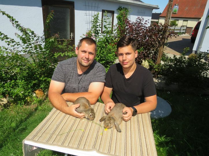Der Vereinsvorsitzende Marcel Domaschke und sein Sohn Fabian teilen sich die gemeinsame Faszination der Kaninchenzucht. Foto: Silke Richter