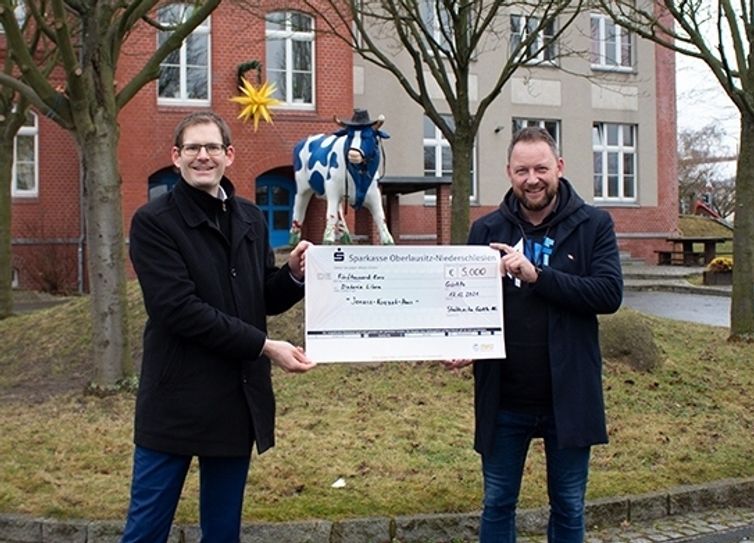 SWG-Prokurist Sacha Caron (links) und Einrichtungsleiter André Rudolph bei der Scheckübergabe. Foto: SWG