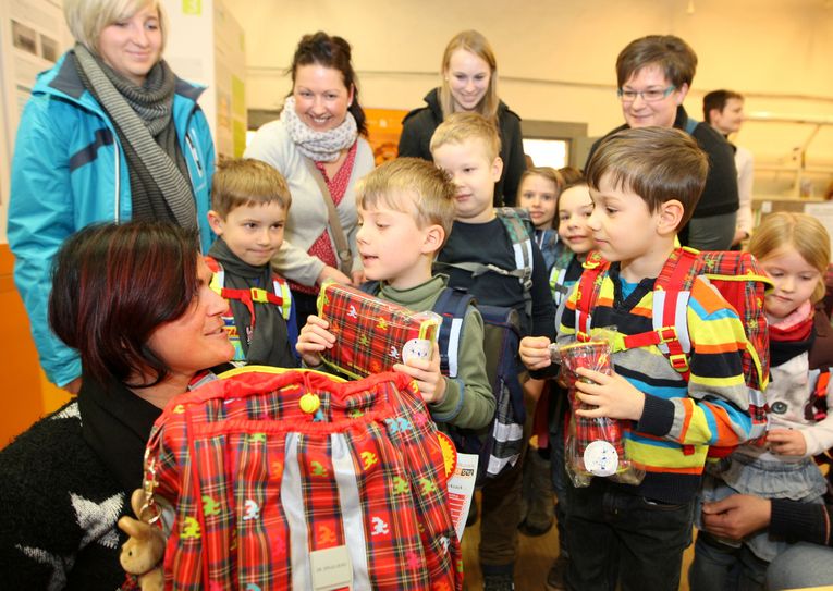 Künftige Schulanfänger mit ihren Eltern überrannten die Stadtbibliothek fast.  Foto: D. Förster