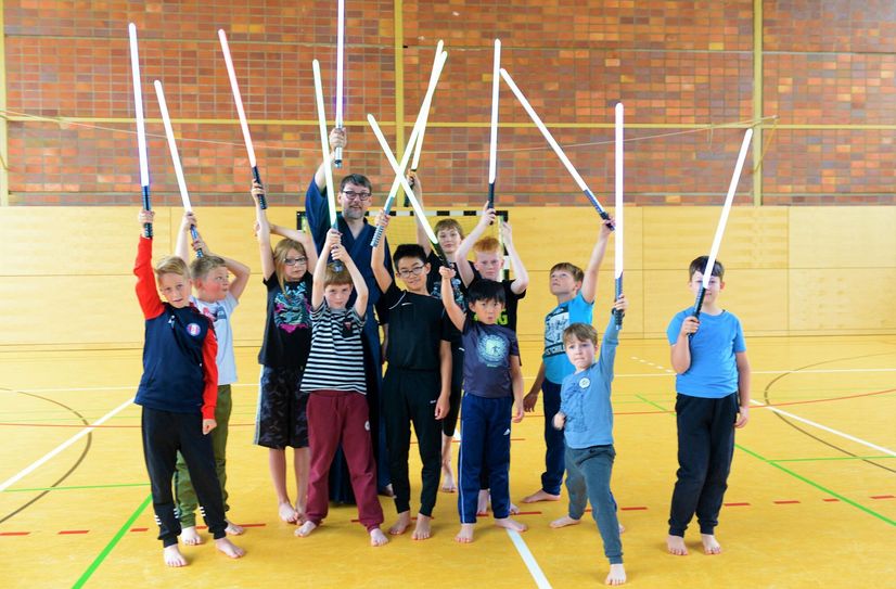 Die Teilnehmenden der zweitägigen Sonderveranstaltung der Kinderuni der BTU Cottbus-Senftenberg für Star Wars-Fans mit dem Leiter des Workshops Stephan Hernschier.