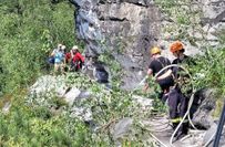Einen Pfad, der durch den Steilhang führt, konnte die Feuerwehren nutzen, um möglichst große Bereiche des Feuers effektiv zu löschen.