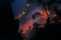 Bereits kurz nach Mitternacht wurde der Brand kurz oberhalb der letzten Häuser gemeldet und die Feuerwehren bekämpften den Brand von unten und von oben.