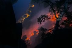Bereits kurz nach Mitternacht wurde der Brand kurz oberhalb der letzten Häuser gemeldet und die Feuerwehren bekämpften den Brand von unten und von oben.
