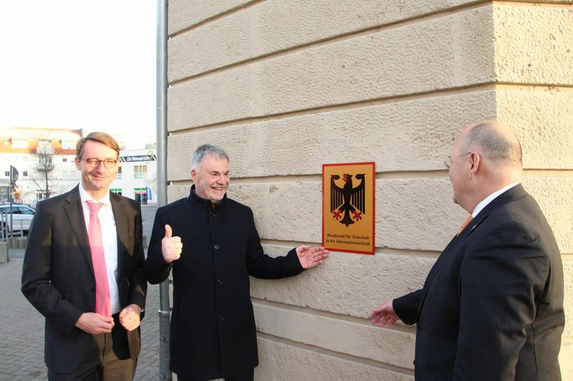 V.l.: Sachsens Innenminister Roland Wöller, Freitals Oberbürgermeister Uwe Rumberg und BSI-Präsident Arne Schönbohm eröffnen die Außenstelle des BSI in Freital. Foto: Schramm
