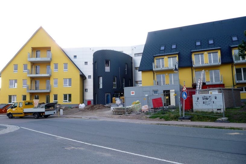 Die Gerüste am neuen Seniorenzentrum in Altenberg sind gefallen. Jetzt wird vor allem der Innenausbau forciert. Foto: Fiedler