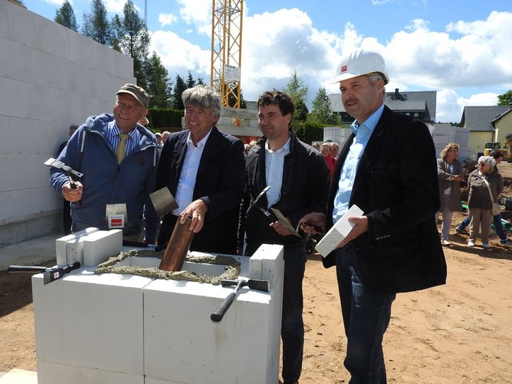 So wie die Sonne lachten Thomas Kirsten (li.), Vertreter von advita und der Baufirmen schon  bei der Grundsteinlegung 2017. Foto: Wo