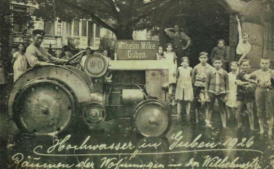 Foto aus dem Firmenarchiv der Firma Wilke. Im Jahre 1926 war man behilflich, die Folgen des Neißehochwassers zu beseitigen. Foto: Firmenarchiv