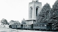 Zug der Spreewaldbahn am Bismarckturm in Burg. Foto: Sammlung Großstück