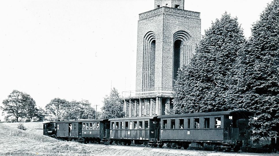 Zug der Spreewaldbahn am Bismarckturm in Burg. Foto: Sammlung Großstück
