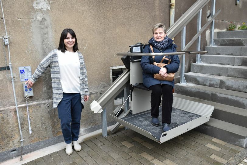 Christine Fröhner (69), Vereinsmitglied und in der Wandergruppe aktiv, testet den Treppenlift. Leiterin Katrin Hollube steuert das Ganze.                 Foto: Trache