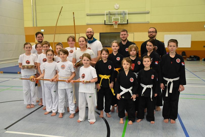 Die Capoeira-Truppe in Weiß mit Trainer Frank Kramer und die Yomitokan-Gruppe in Schwarz mit Trainer Tim Fischer. Foto: Trache