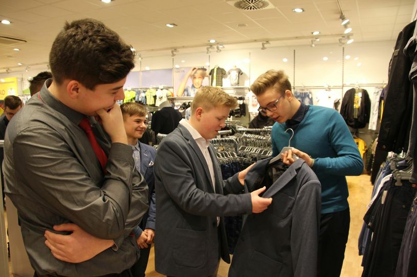 Dennis (l.) beäugt skeptisch, was seine Klassenkameraden Paul und Marcel da rausgesucht haben. Foto: Schramm
