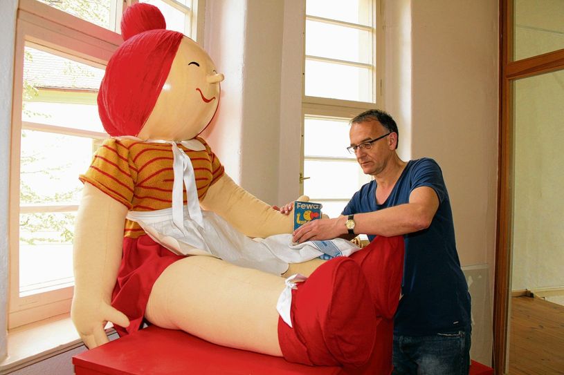 Die Fewa-Johanna gehört zu den 20 Werbefiguren, die in der Sonderausstellung im Museum Schloss und Festung Senftenberg ausgestellt wird.