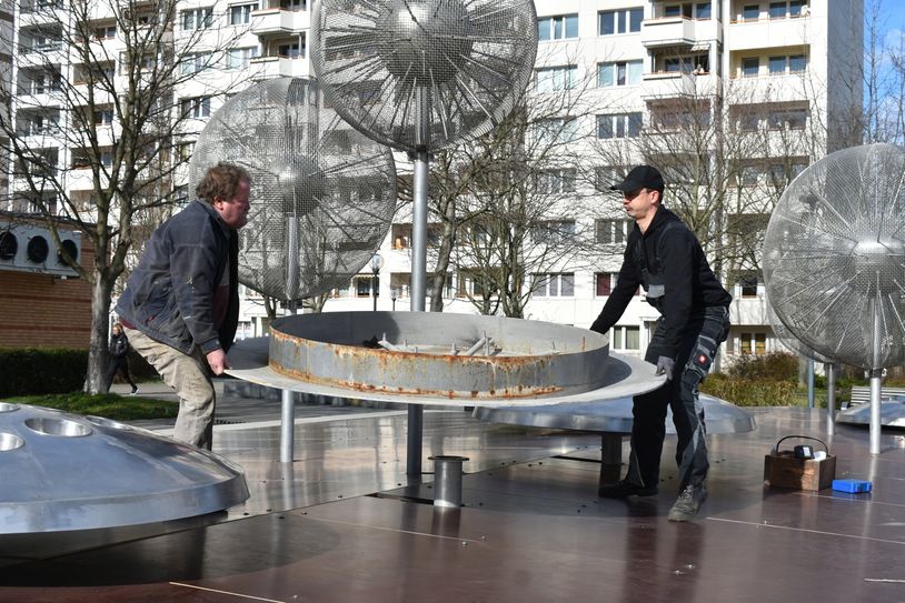 Die durch Vandalismus beschädigten Pilze des Pusteblumenbrunnens am Albert-Wolf-Platz werden erst repariert, ehe es am 20./21. April hier sprudelt.     Foto:  Schiller