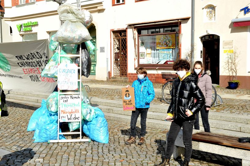 Ladina Soubeyrand (r.v.) hatte mit ihrer Fridays for Future-Ortsgruppe auch im März 2021 zum Klimastreik aufgerufen. Ein symbolischer Plastikberg zeigt den Verbrauch pro Kopf an Plastikmüll im Jahr.