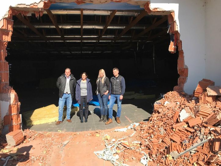 Jan Hašek von der Edeka-Unternehmensgruppe Nordbayern-Sachsen-Thüringen, Nieskys Oberbürgermeisterin Kathrin Uhlemann sowie Jenny und Robert Schulze (v.l.n.r.).