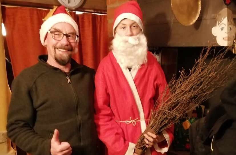 Geschenkeübergabe im »Schmalen Haus«.