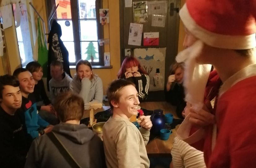 Geschenkeübergabe im »Schmalen Haus«.