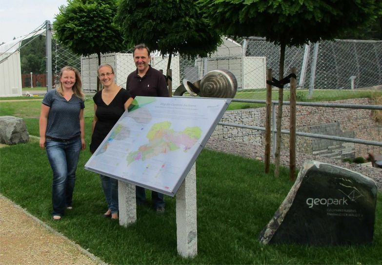 Vorstandsvorsitzende A. Geppert, stellv. Vorsitzende Dr. M. Eberlein, Schatzmeister F. Stockmann an der Eingangstafel zum Weg der Gesteine Sachsens in Dorfhain. Foto: © Geopark