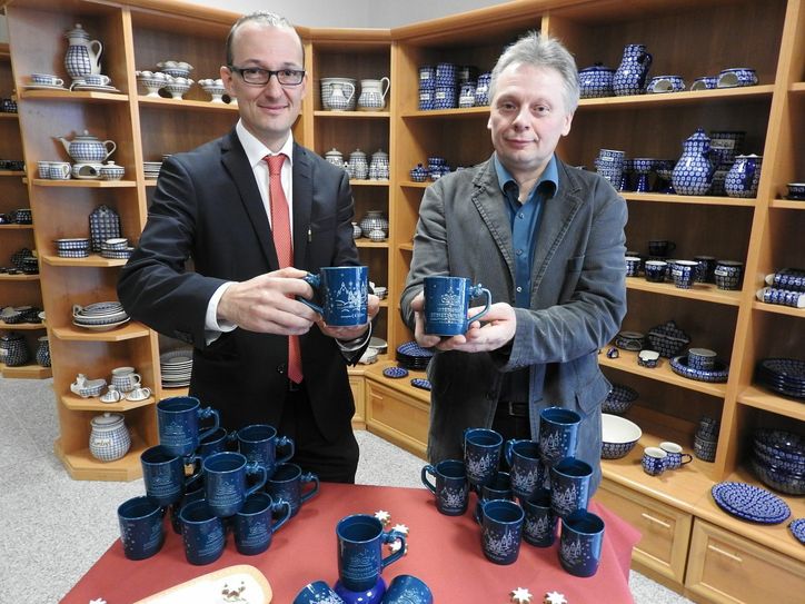 Dr. Robert Franke, Amtsleiter Wirtschaftsförderung der Stadt Dresden, und Firmenchef Andreas Kannegießer präsentieren die neuen Tassen.