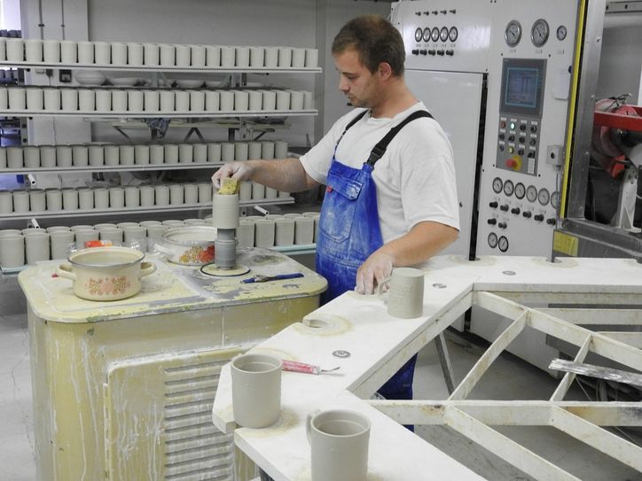 Aus der neuen Pressmaschine kommen derzeit pro Tag 2.400 Rohlinge, André Barth fertigt pro Schicht 1.200.