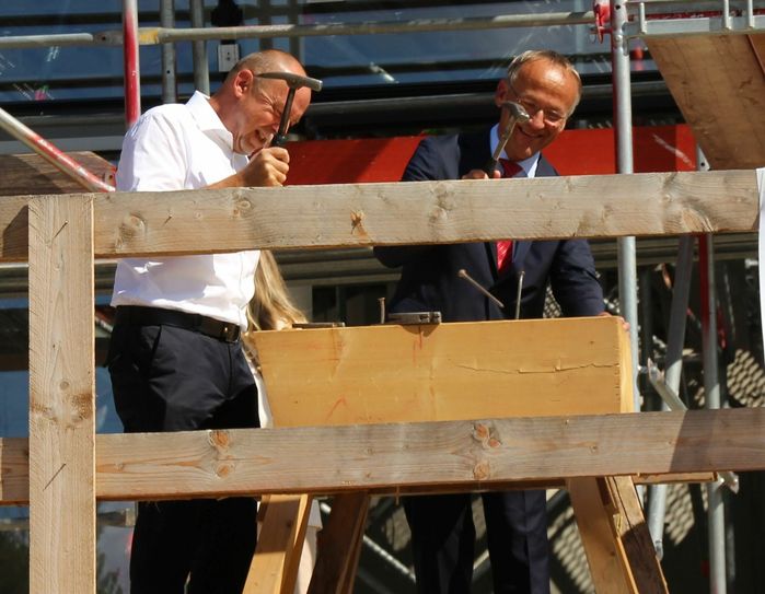 Matthias Waurick (li) und Sportbürgermeister Dr. Peter Lames beim Einschlagen der Nägel während des Richtfestes.