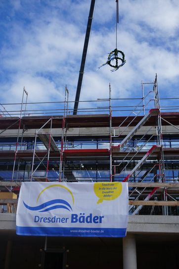 Richtkrone über dem Rohbau Foto: Dresdner Bäder GmbH