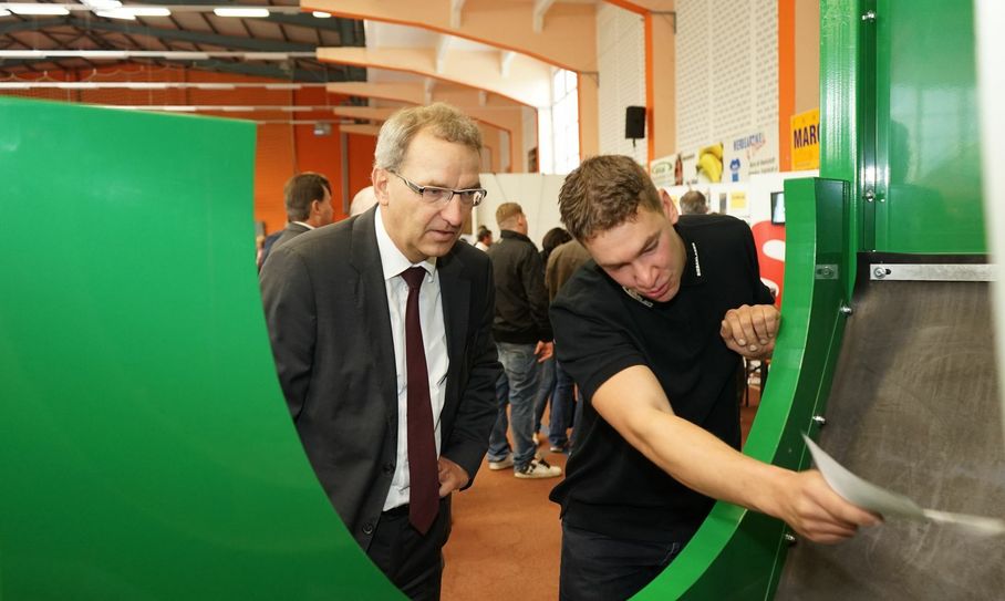 Hendrik Fischer, Staatssekretär im Ministerium für Wirtschaft, Arbeit und Energie Land Brandenburg, beim Messerundgang 2015. Foto: RWK