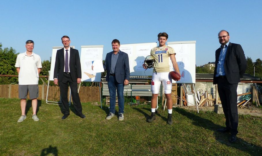 Monarchs-Trainer Ulz Däuber, Staatsminister Roland Wöller, Monarchs-Präsident Sören Glöckner, U19-Quarterback Marvin Schöne und AFVS-Präsident und Staatsminister Christian Piwarz. Foto: meeco Communication Services