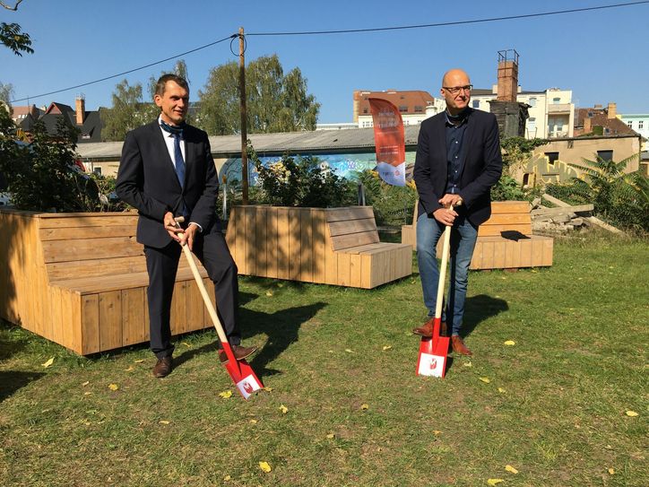 Spatenstich mit OB Holger Kelch und Colin Alexander Rauer vom Unternehmen DNSNET (v.l.). Foto: Stadt Cottbus