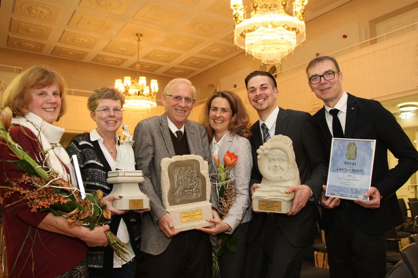 Familie Haufe vom Heeselichter Erbgericht, Dieter Schröter  vom Berghotel Bastei und in Vertretung von Mario Höse zwei Kolleginnen vom Laasenhof (v.re.) mit den Pokalen.	Foto: df
