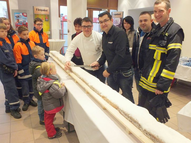 2. Stollenanschnitt im Filmpalast Meißen. Der Erlös ging an die Bambini-Abteilung der Meißner Feuerwehr.