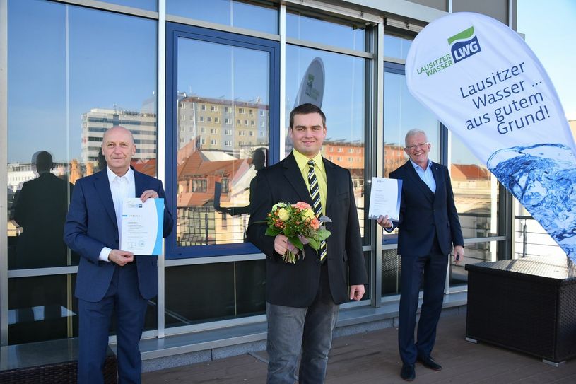 Statt bei einer Großveranstaltung in Berlin gab es für Johannes Krentz (Mitte) die Ehrung als Bundesbester diesmal nur in kleinem Kreis in Cottbus. Die herzlichsten Glückwünsche überbrachten stellvertretend Peter Kopf, Präsident der IHK Cottbus (li.) und Jens Meier-Klodt, Kaufmännischer Geschäftsführer der LWG. Foto: Kliche
