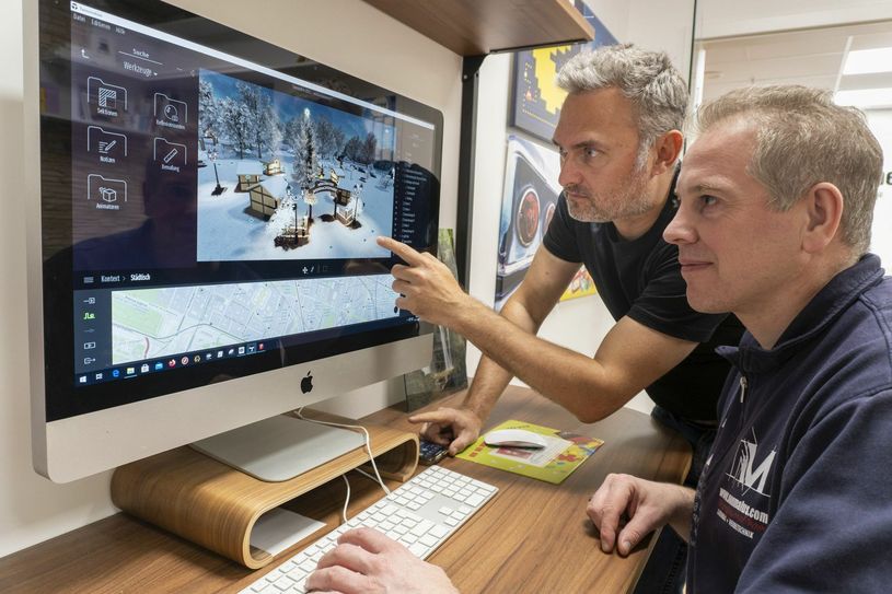 Geschäftsführer der non malus GmbH Lutz Hentschel und Ronny Oehm (r.) bei der Bearbeitung des virtuellen Weihnachtsmarkt für Nünchritz. Foto: pm