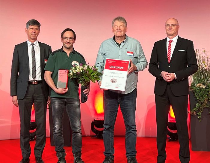 Der Ziegeleibahn Klein Kölzig e.V  engagiert sich für den Wiederaufbau der historischen Ziegeleibahn und den Erhalt der alten Ziegelei. Dafür ist der Verein nun geehrt worden.