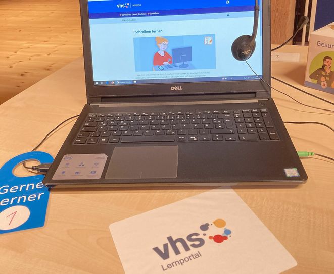 Lernen mit dem vhs-lernportal - mit entsprechender Anleitung klappt das Lernen am Computer reibungslos. Foto: Grundbildungszentrum EE