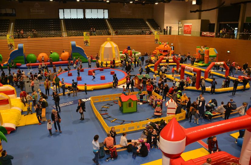 Rund 20 Attraktionen werden auf 2.000 qm Spielfläche bei Groß und Klein für Begeisterung sorgen.