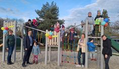 Die neue Spielkombination wurde nach der Freigabe durch Bürgermeister Andreas Pfeiffer  (2.v.l.) von den Kindern gestürmt.